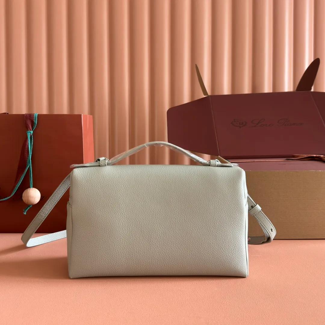 p1280💋💋💋【Original leather all-steel configuration counter complete package】𝐋𝐨𝐫𝐨 𝐏𝐢𝐚𝐧@ Extra pocket L27 series handbag/crossbody bag The most comfortable life is when it is not defined, just like loro The material design of pian@ does not require complicated design styles. The simple and soft outline is elegant and durable, like an exquisite cosmetic case, which perfectly balances appearance and functionality. The leather is delicate and feels as soft as butter. The small bag has a large capacity. It is not only portable with a thin shoulder strap, but can also be worn cross-body. Sisters who have a special liking for minimalist style can buy it. It is simple and versatile. The simpler, the more different. Stars and Instagram celebrities are all planting it. There are two sizes of 19 cm and 27 cm. One is exquisite and casual, and the other is elegant and grand. Dimensions: length 27×width 10×height 16cm (with shoulder strap)